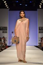 Model walk the ramp for Jenjum Gadi Show at Wills Lifestyle India Fashion Week 2012 day 5 on 10th Oct 2012 (49).JPG